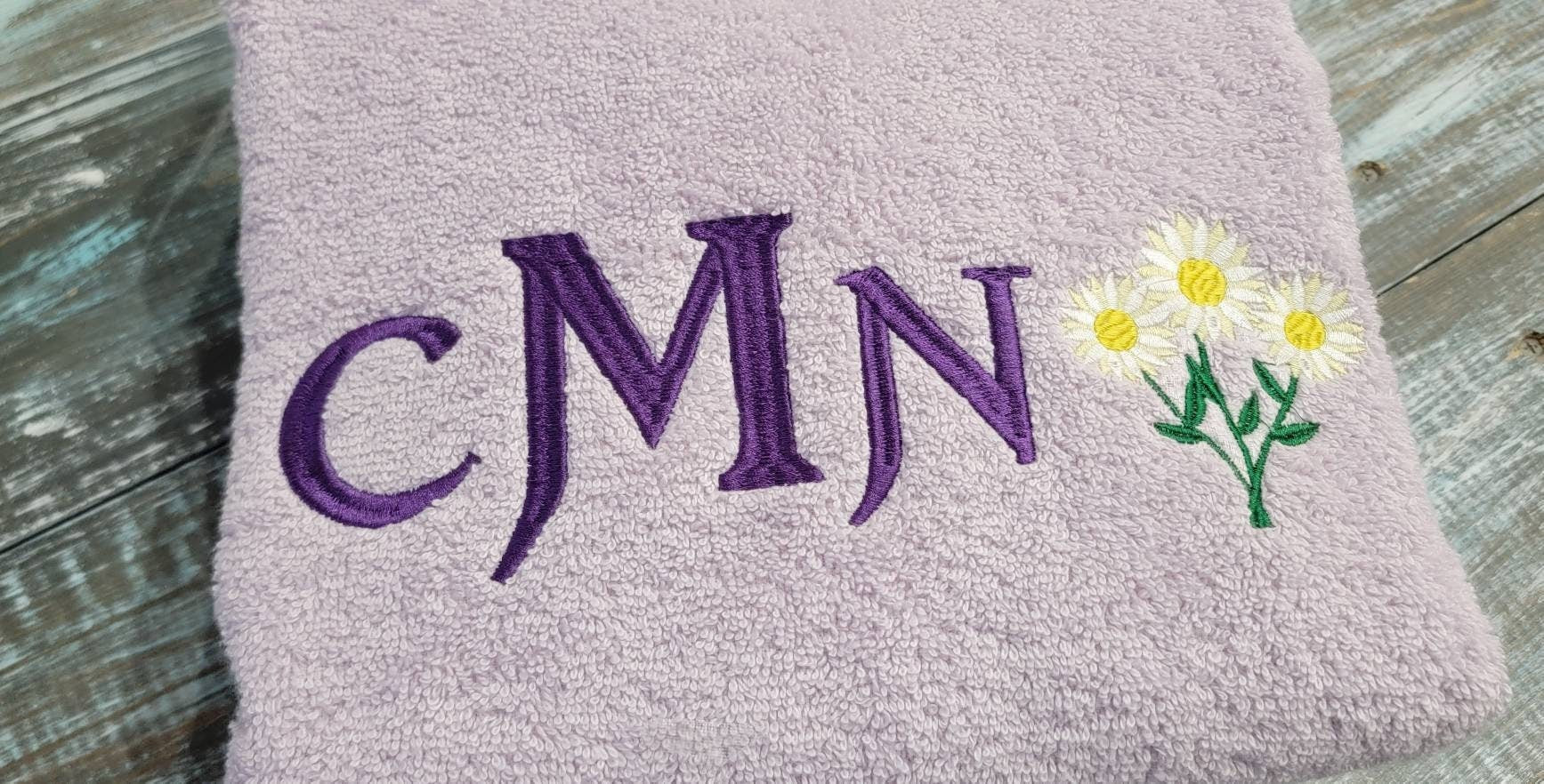 Personalized Bath Towel: A Perfect Gift with Monogram Elegance